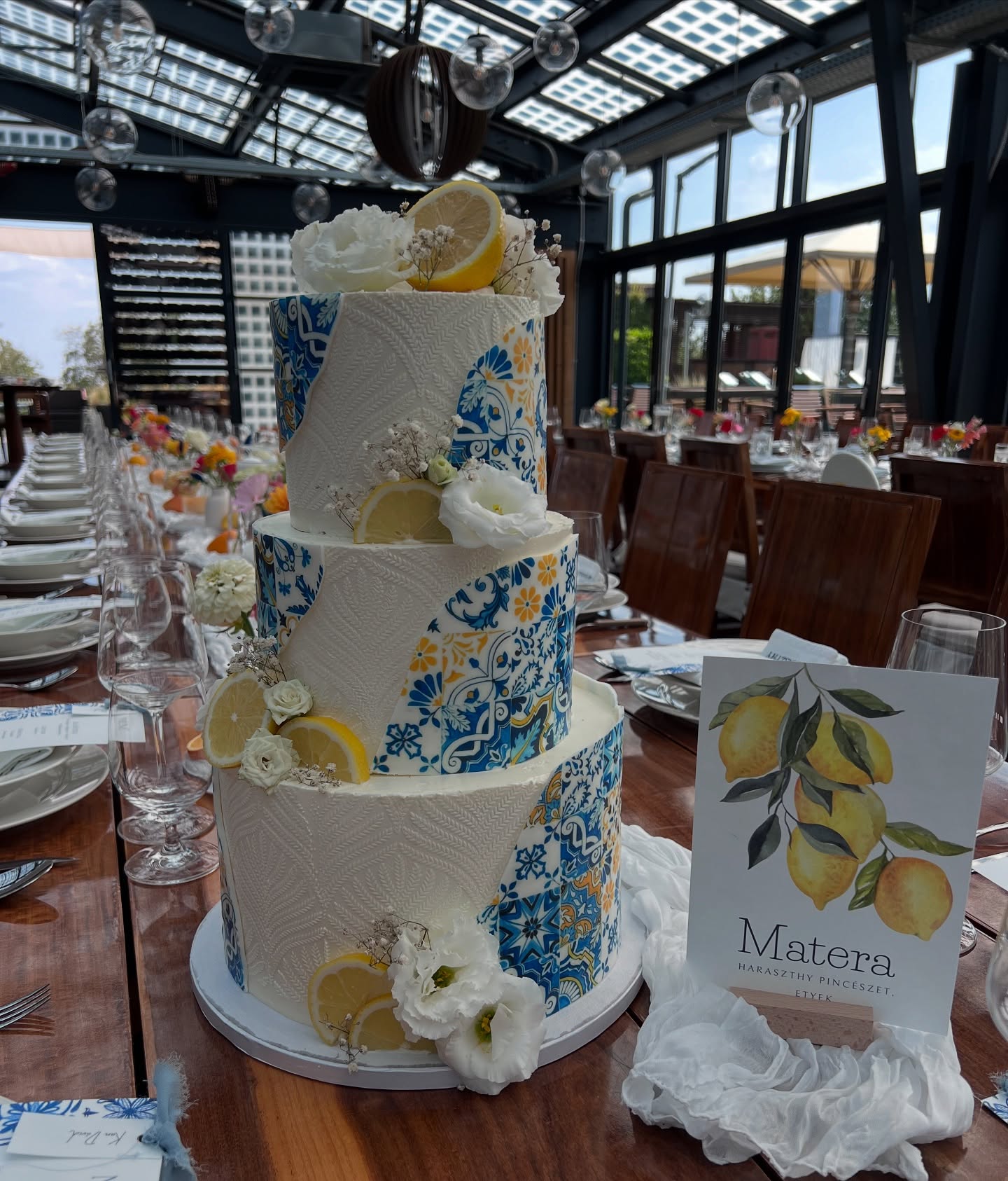 Az a bizonyos torta 🍰 Hát nem csodás?!😍🤩#eskuvoszervezo #esküvőszervező #esküvőihelyszín #esküvőszervezés #balatoniesküvő #balatonieskuvo #torta #esküvőitorta #eskuvoitorta